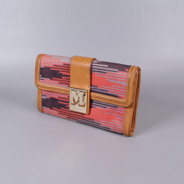 Plånbok med mönster och M Missoni-spänne framifrån