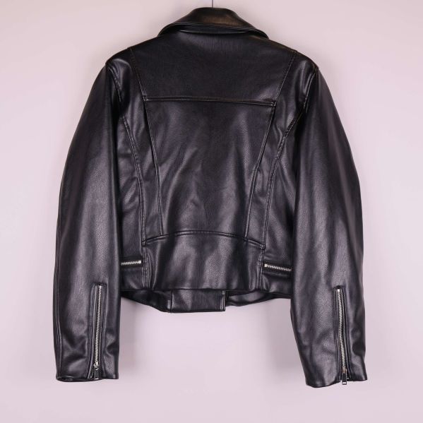 Baksidan av svart bikerjacka med axelklaffar