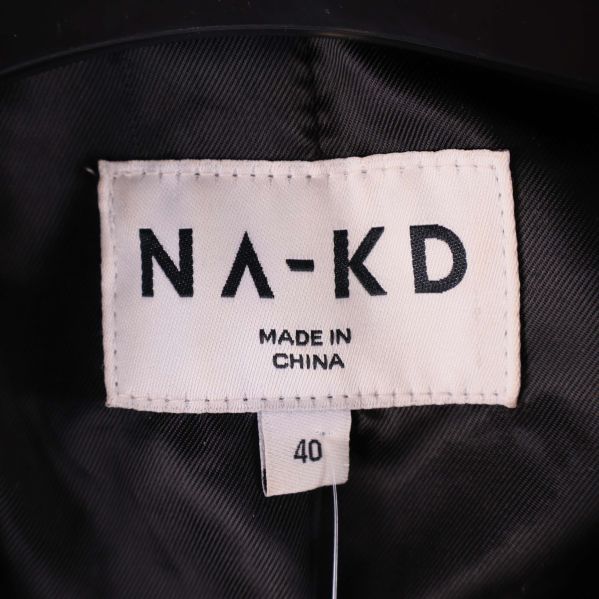NA-KD etikett och storlek 40 visas i kragen