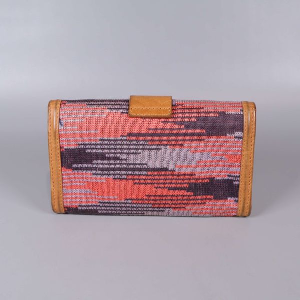 Plånbokens baksida med flerfärgat mönster och läderkant
