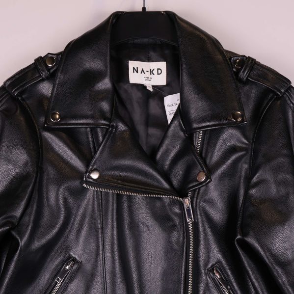 Närbild på krage och axelklaffar med metallknappar