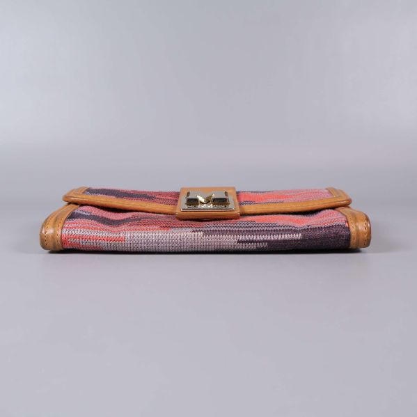 Plånboken liggande från sidan med platt profil