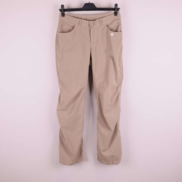 Beiga byxor med raka ben hängande på galge