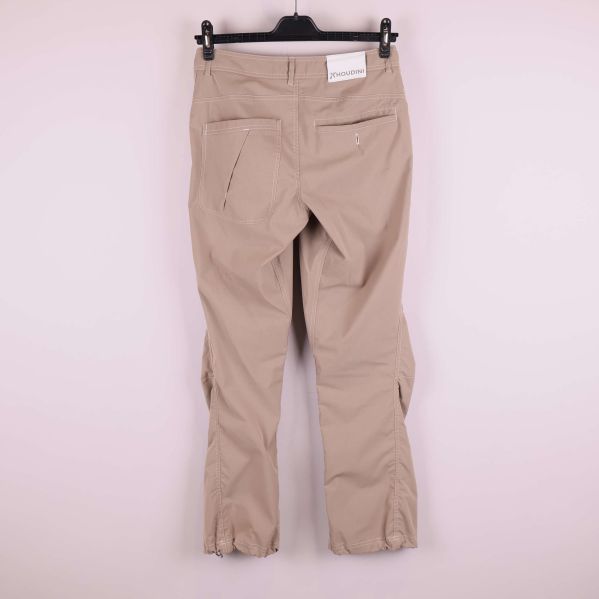 Baksidan av beiga byxor med synliga bakfickor