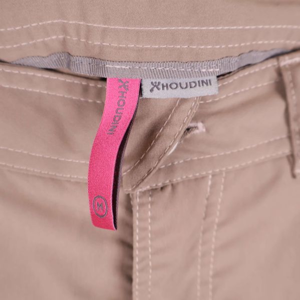 Närbild på Houdini-märket och midjedetalj