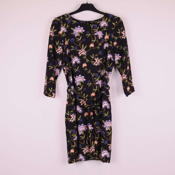 Framsidan av svart blommig klänning med knytband