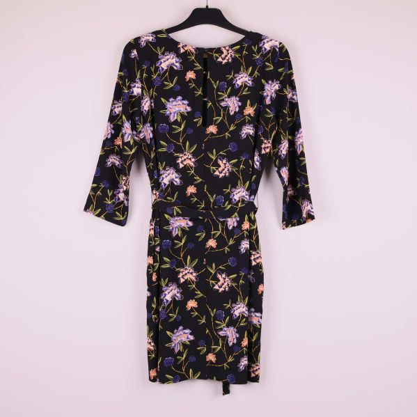 Baksidan av svart klänning med färgglatt blommönster