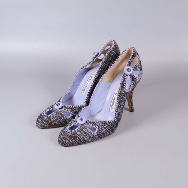 Stilettklackar med lila mönster i vinkel