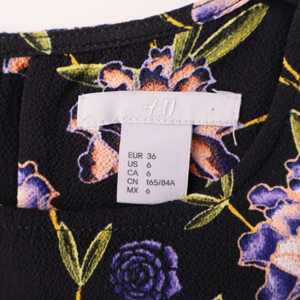 Storleksetikett H&M klänning i storlek 36 EUR