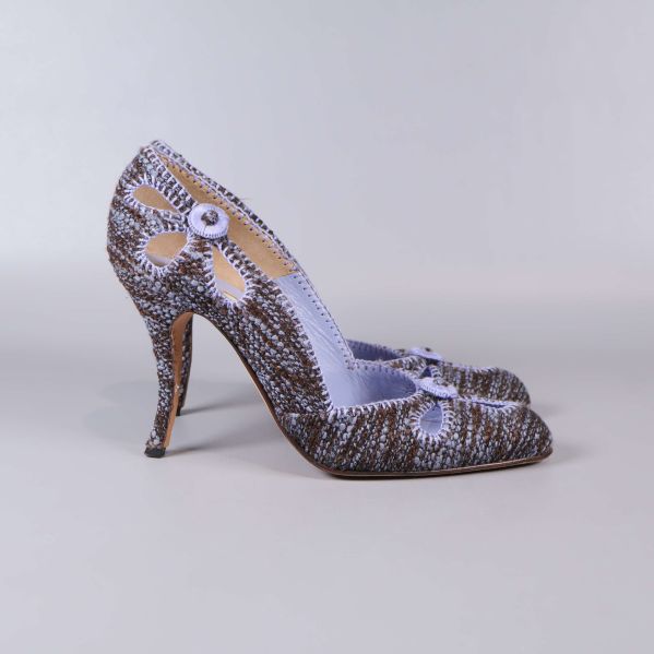 Stilettklackar med spetsig tå i profil