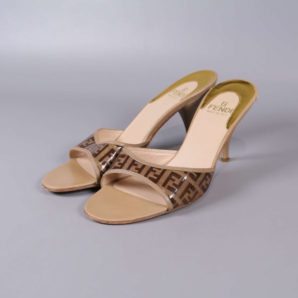 Beige och brun slip-in sandal med Fendi-logga och smal klack