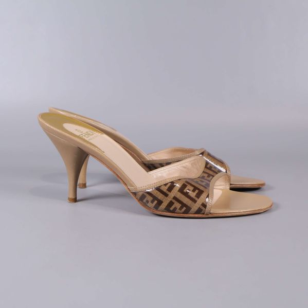 Profilvy av Fendi sandaler med smal klack och mönstrad rem