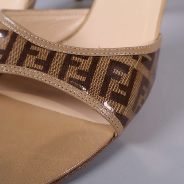 Närbild på Fendi-logotypmönster på sandalen