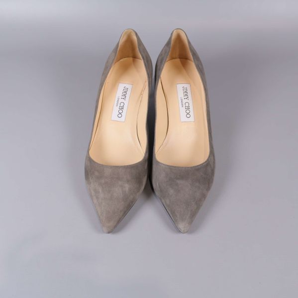 Grå pumps med spetsig tå sett framifrån