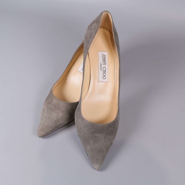 Spetsiga pumps framifrån med märkt innersula