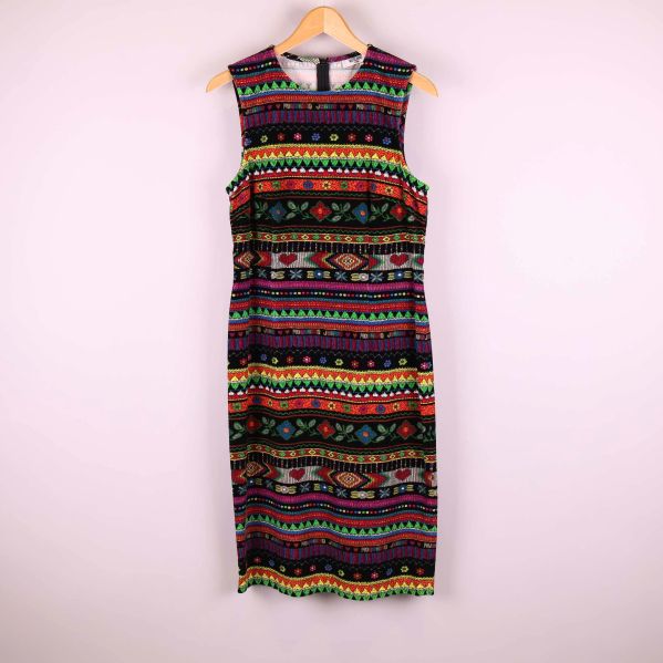 Färgstark midiklänning med grafiskt mönster