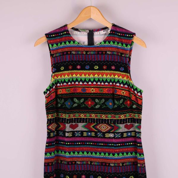 Övre delen av klänning med mönster och synlig ärmlös skärning