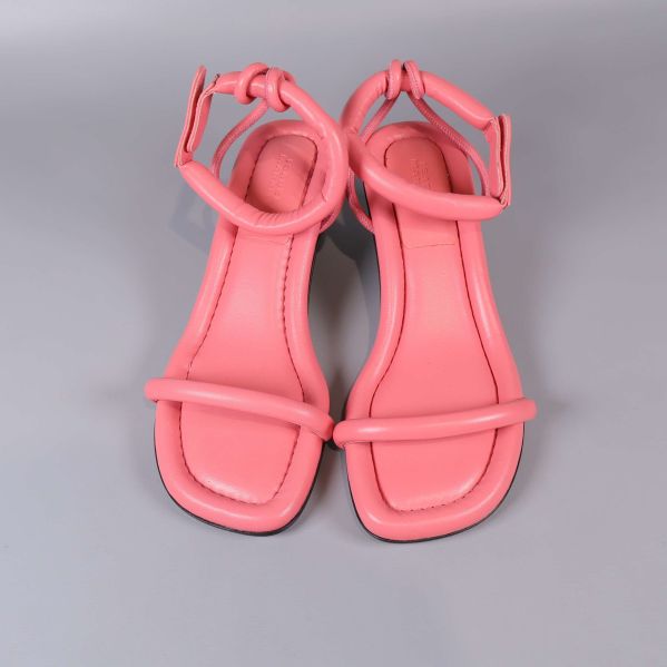 Framsida av rosa sandaler med fyrkantig tå