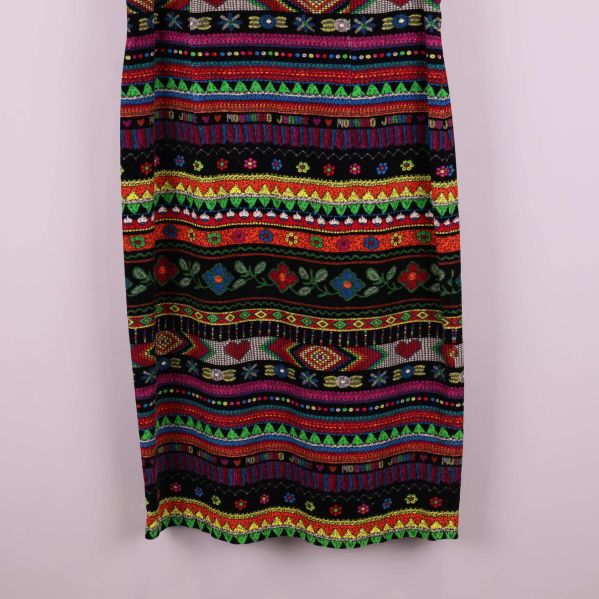 Nederdel på klänning med färgstarkt och detaljerat grafiskt mönster