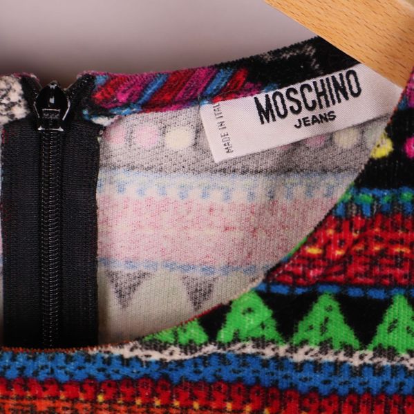 Närbild på Moschino Jeans etikett i klänningen vid dragkedjan