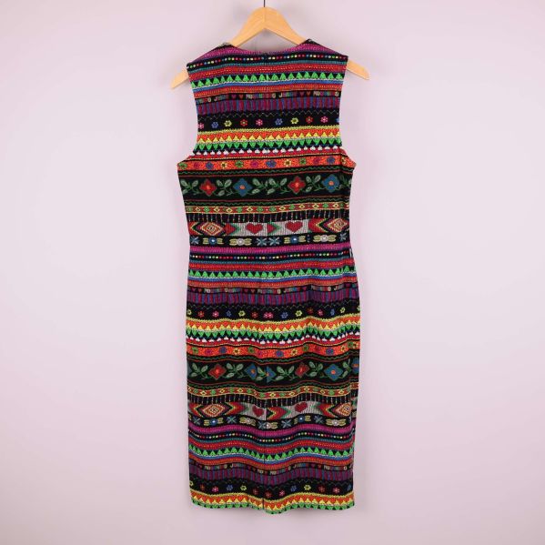 Baksida av klänning med färgstarkt grafiskt mönster 