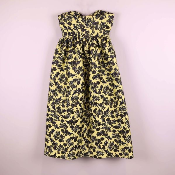 Baksida på axelbandslös klänning med blommigt mönster