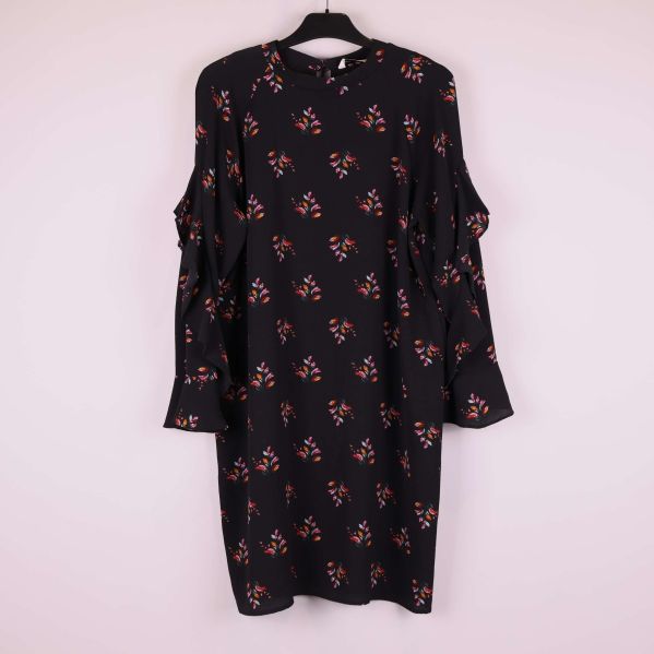 Svart klänning med färgglatt blommigt mönster och volanger framifrån