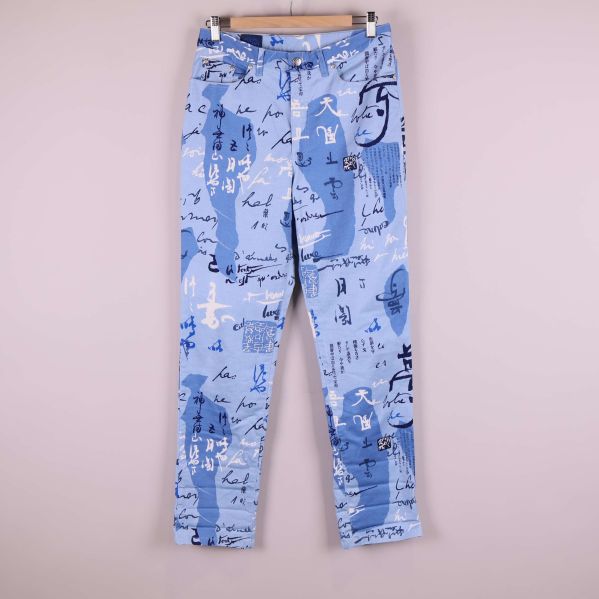 Framsida av blå Kenzo jeans med grafiskt mönster