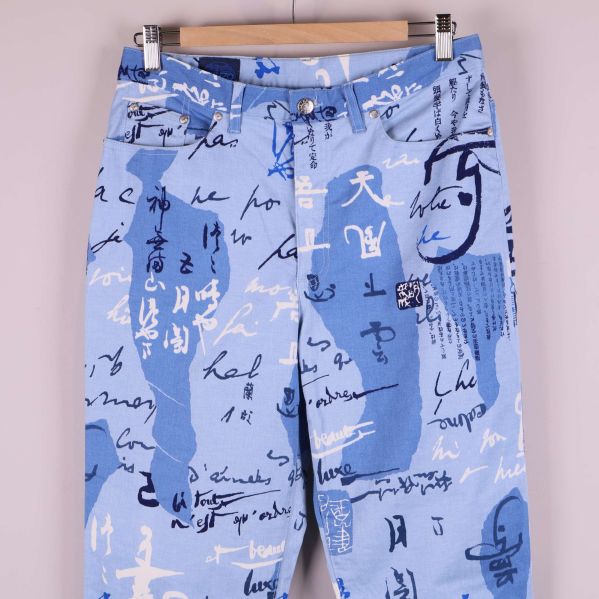 Framdel av jeans med tryck och detaljnivå