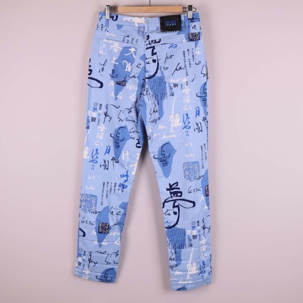 Baksida av blå Kenzo jeans med mönster och etikett