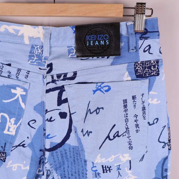 Närbild på bakficka och Kenzo Jeans logga bak