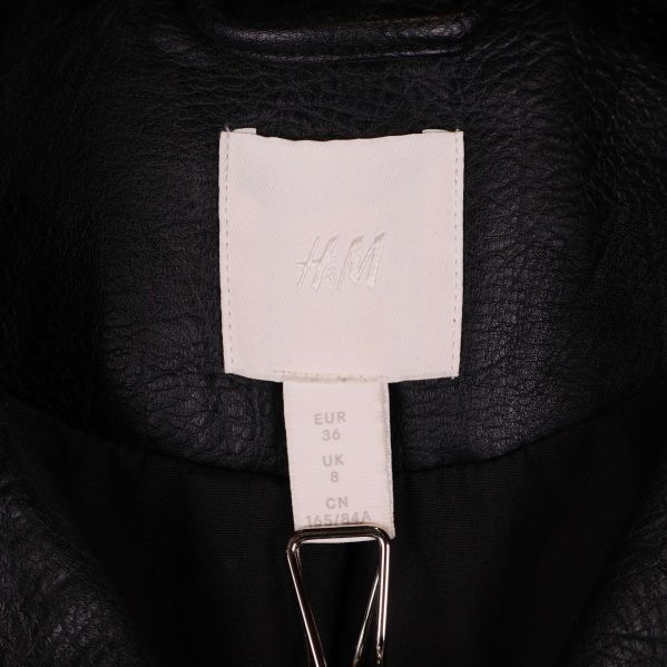 Halsmärkning med H&M-logga och storlekslapp