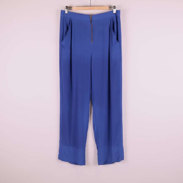 Blå vida byxor på galge med dragkedja fram