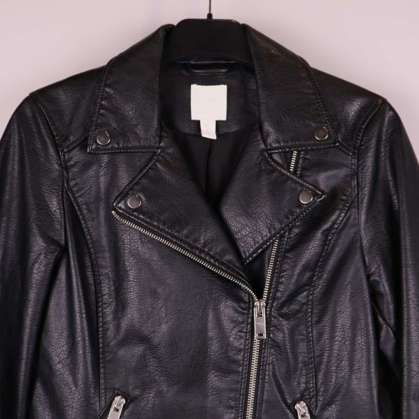 Närbild på krage och framstycke av svart skinnjacka