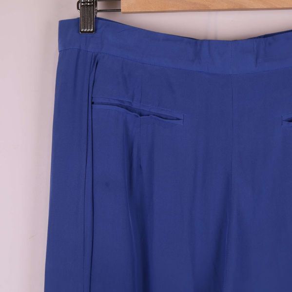 Närbild på midjan och bakfickor av byxa