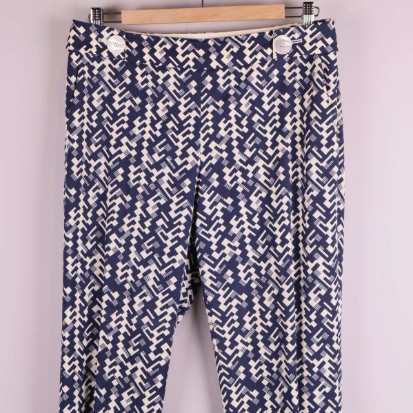 Närbild på byxornas midja framifrån med två knappar