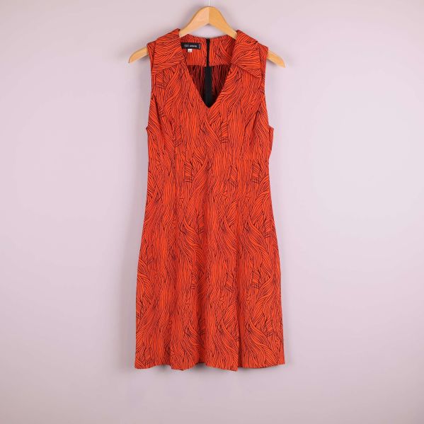 Orange mönstrad ärmlös klänning framifrån på galge