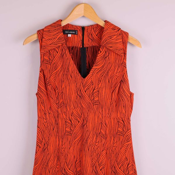 Närbild på krage och v-ringning klänning framifrån