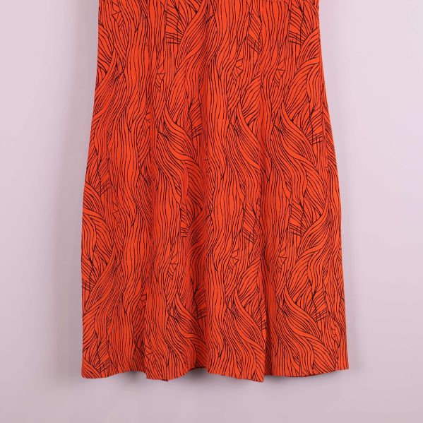 Närbild på nederdel av klänning med mönster