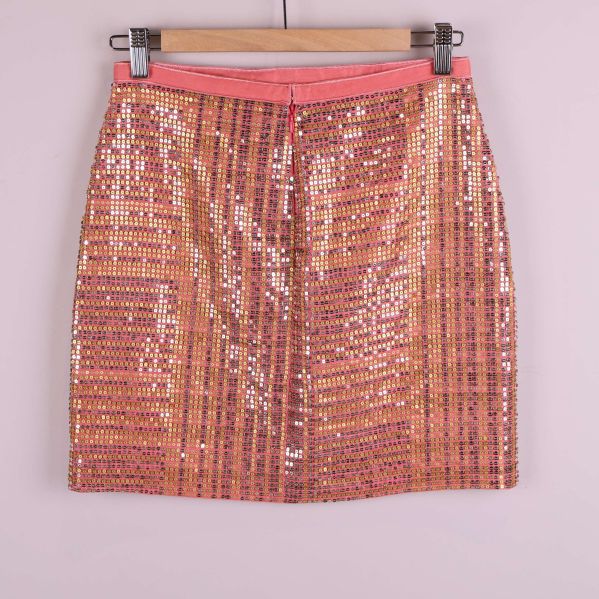 Baksida av kort kjol med paljetter