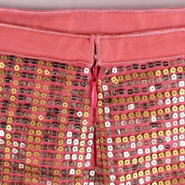 Närbild dragkedja och paljettdetaljer bak