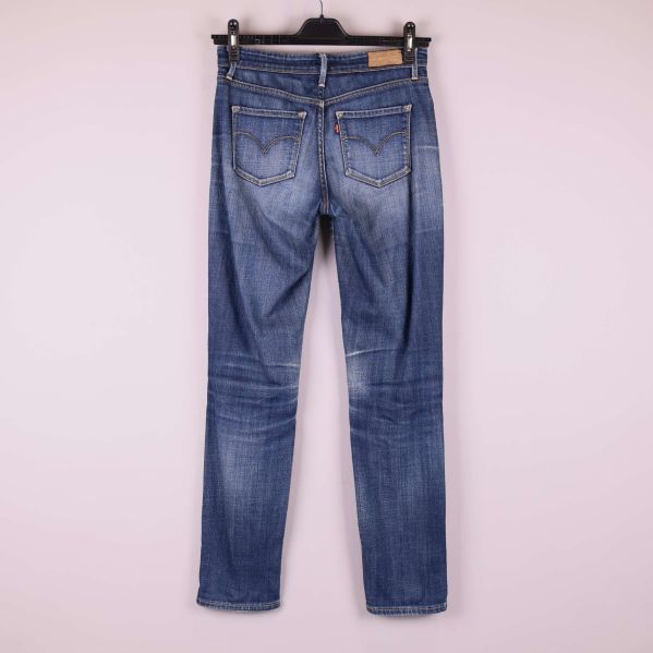 Jeansens baksida med bakfickor och kontrastsömmar