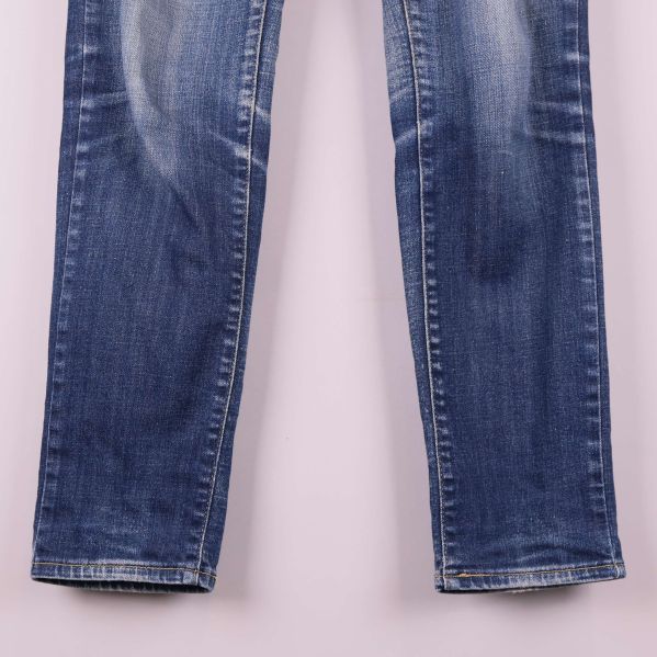 Nedre delen av jeansbenen i blå denim