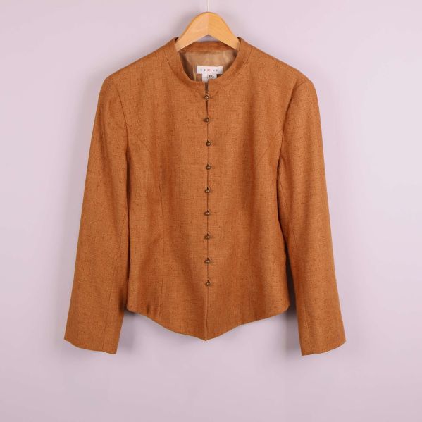 Kavaj i brun ton framifrån med ståkrage och knappar