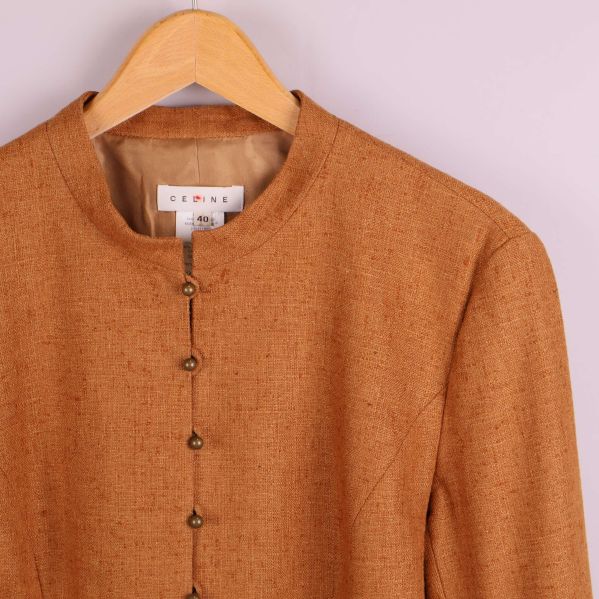 Närbild på kavajens överdel och knappar