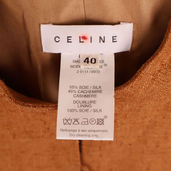 Närbild av etikett med storlek och materialinformation från Celine