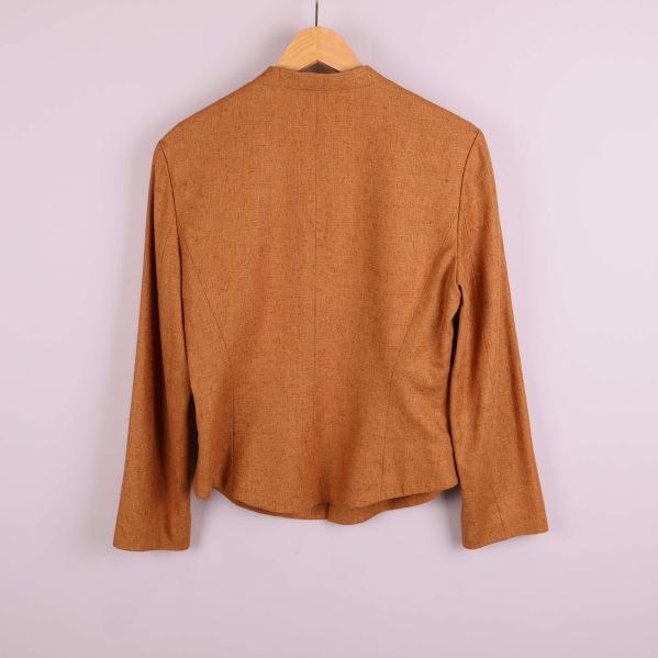 Kavajens baksida med rak passform och lång ärm