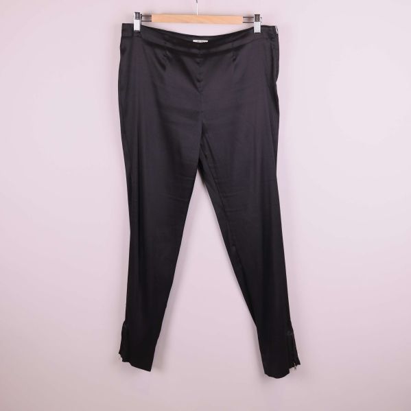 Svarta kostymbyxor framifrån med smal siluett och pressveck