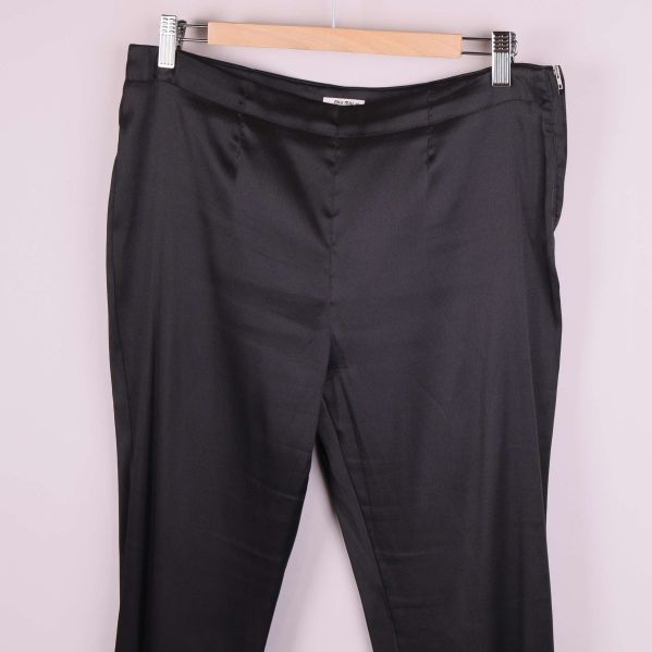 Bredare bild av midja och höftparti på svarta kostymbyxor