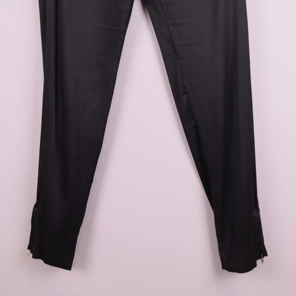 Nederdel av svarta byxor med dragkedjor vid benslut